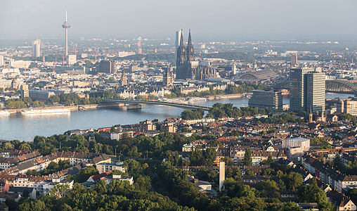 Blick über Köln-Deutz auf die Innenstadt, Rhein mit Deutzer Brücke, Colonius, Groß St. Martin, Dom, maxCologne