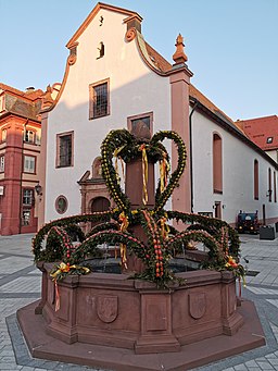 2019-04-15 Osterbrunnen und Liobakirche am Marktplatz Tauberbischofsheim 04