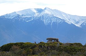 Vue du dolmen devant le pic du Canigou.