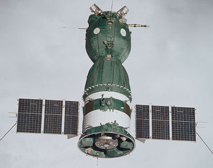 16 апреля космос. Орбитальная станция Союз Аполлон. Союз Аполлон космический корабль. Союз 19 космический корабль. Состыковка космических кораблей Союз Аполлон.