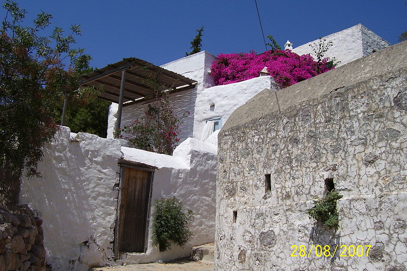 File:A house in Chora.JPG