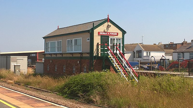 File:Abergele Signal Box - looks better with a lick of paint! (geograph 5885749).jpg