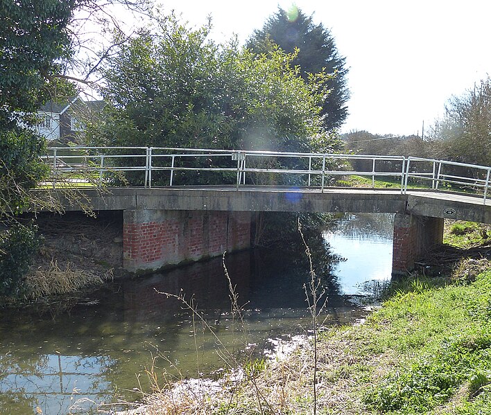 File:Accommodation bridge at Bucklandwharf - geograph.org.uk - 4396547.jpg