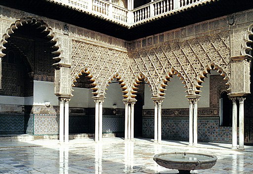 Alcazar de Séville : grands arcs polylobés brisés sous sebka du Patio de la Doncellas.