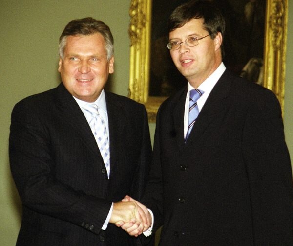 Prime Minister Jan Peter Balkenende and President of Poland Aleksander Kwaśniewski in Warsaw on 27 October 2003.