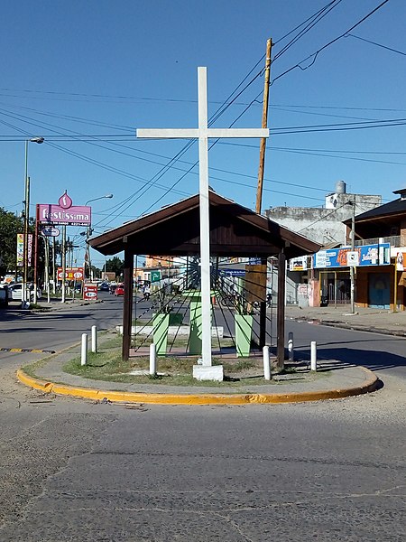 File:Altar en Avenida Luján Bosques 02.jpg