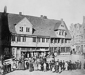 Alte Veste und Schlachterschrangen links neben dem Rathaus auf dem Alten Mark, etwa 1878