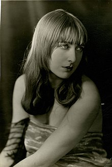 Photographie en noir et blanc d'une jeune fille aux longs cheveux.