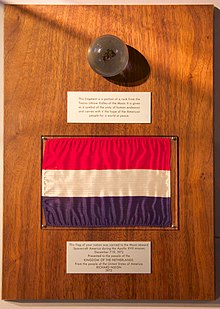 Netherlands Apollo 17 display Apollo 17 dutch flag and sample, Museum Boerhaave Leiden 1.jpg