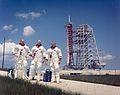 Slayton (vľavo), Stafford (v strede) a Brand (vpravo) pózujú pred raketou Saturn IB