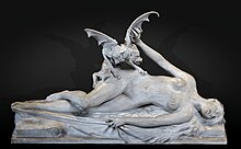 Sculpture en marbre représentant une femme étendue sur le côté gauche, jambes légèrement repliées, tête renversé en arrière, sur laquelle se jette un démon ailé qu'ielle tente de repousser du bras droit en s'accrochant de la main gauche à la draperie de la couche.