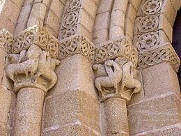 На портале Эрмитажа Святого Сегундо в Авила есть парные существа.  и декоративные полосы цветочного и переплетения.  Объединение существ могло опираться на византийские и кельтские модели.
