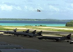 Улан B-1B ВВС США в NSF Диего-Гарсия в рамках операции "Несокрушимая свобода" в октябре 2001 года.