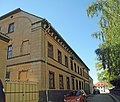 Reste der ehemaligen Stadtmauer im hinteren Flurstücksbereich und Doppelwohnhaus in halboffener Bebauung (Pfarrhaus)