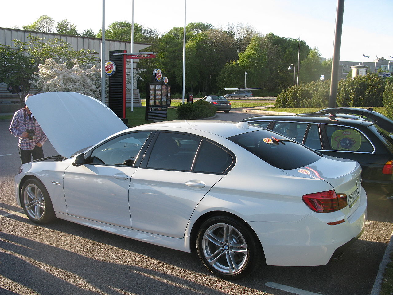 File:BMW 520d M-Sportpaket (F10) – Frontansicht, 2. Juli 2011,  Düsseldorf.jpg - Wikimedia Commons