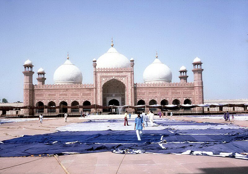 File:Badshahi Mosque - restoration work in 1976 - 1.jpg