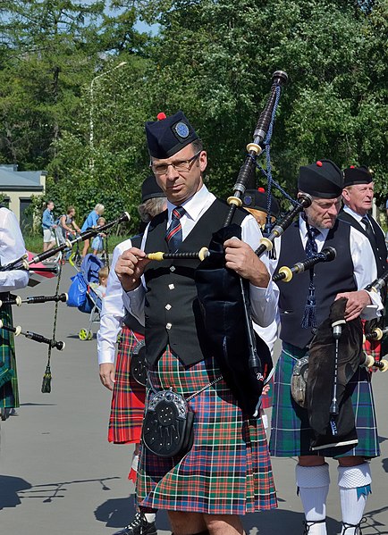 File:Bagpiper of the International Celtic Pipes and Drums 2.jpg