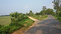 Зволожений макадам (стежина зліва) в Індії (Одіша, Індія).