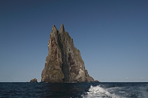 Blick über das Meer auf die Felsinsel Ball's Pyramid (UNESCO-Weltnaturerbe in Australien)