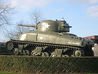 Char Sherman M4 A1 devant le musée mémorial de la Bataille de Normandie.