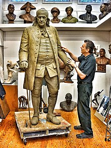 Zenos Frudakis sculpting Benjamin Franklin. Benjamin Franklin Zenos Frudakis.jpg