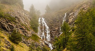 Bergtocht van Gimillan (1805m.) naar Colle Tsa Sètse in Cogne Valley (Italië). Waterval boven Gimillan gedeeltelijk in de mist 03.jpg