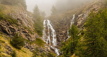 ไฟล์:Bergtocht van Gimillan (1805m.) naar Colle Tsa Sètse in Cogne Valley (Italië). Waterval boven Gimillan gedeeltelijk in de mist 03.jpg