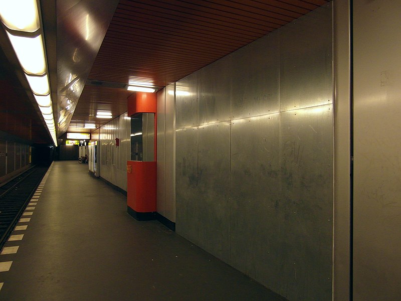 File:Berlin - U-Bahnhof Pankstraße - Linie U8 (7618060898).jpg