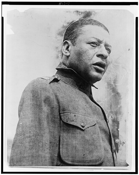 File:Bert Williams, head-and-shoulders portrait, standing, facing right, singing a psalm at the first regimental open air service for the 15th Regiment of the New York National Guard, held in LCCN96521643.jpg