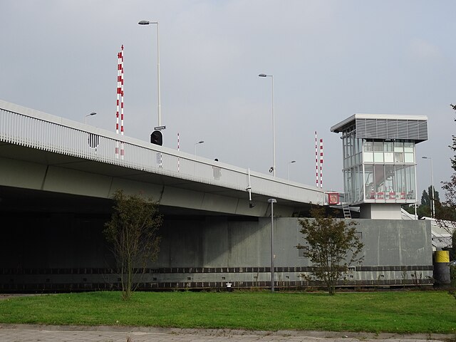 File:Potgieterstraatbrug - Spangen - Rotterdam - View from the bridge  towards the north.jpg - Wikimedia Commons