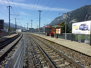 Double-track jalur kereta api dengan sisi platform