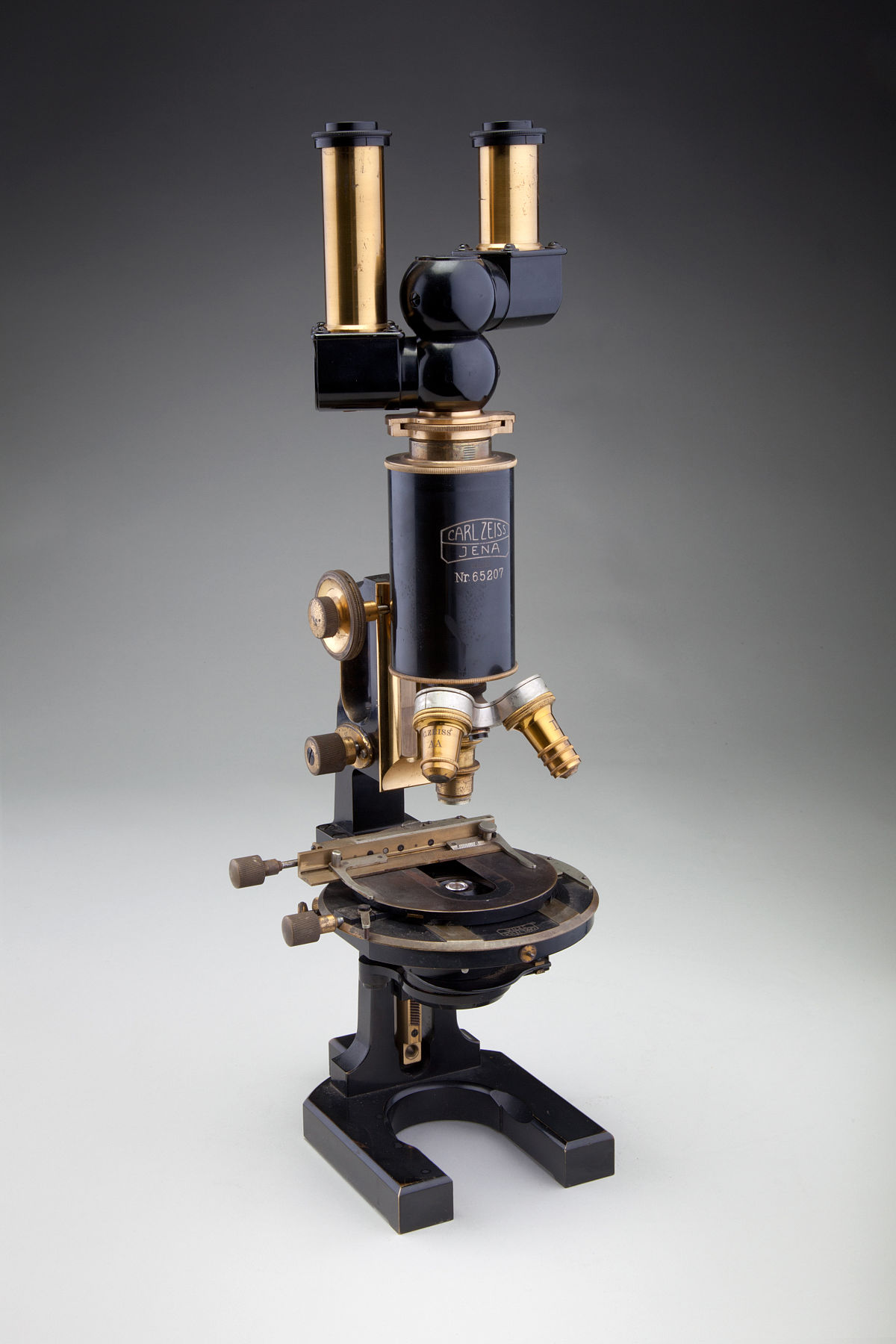 ファイル:Binocular compound microscope, Carl Zeiss Jena, 1914 