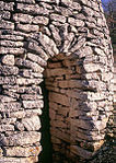 Arc clavé en moellons d'une entrée à Bonnieux (Vaucluse).