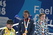 Deutsch: Boxen bei den Olympischen Jugendspielen 2018 Tag 12, 18. Oktober 2018 - Medaillenzeremonie im Leichtgewicht der Mädchen - Gold: Caroline Sara DuBois (Großbritannien), Silber: Porntip Buapa (Thailand), Bronze: Oriana Saputo (Argentinien); Medaillenübergabe durch Habu Gumel (IOC, Nigeria), Geschenkübergabe durch Raymond Silvas (USA, AIBA). English: Boxing at the 2018 Summer Youth Olympics on 18 October 2018 – Girl's Lightweight Medal Ceremony - Gold: Caroline Sara DuBois (Great Britain), Silver: Porntip Buapa (Thailand), Bronze: Oriana Saputo (Argentina); Medal handover by Habu Gumel (IOC, Nigeria), Gift presented by Raymond Silvas (USA, AIBA). Español: Boxeo en los Juegos Olímpicos Juveniles de Verano de 2018 en 18 de octubre de 2018 - Ceremonia de la Medalla de peso ligero para niñas - Oro: Caroline Sara DuBois (Gran Bretaña), Plata: Porntip Buapa (Thailand), Bronce: Oriana Saputo (Argentina); Entrega de medallas por Habu Gumel (COI, Nigeria), Regalo presentado por Raymond Silvas (EE. UU., AIBA).