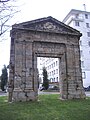 Porte de l'ancien séminaire de Brest (XVIIe siècle) devenu école des mécaniciens puis caserne Guépin, remontée dans l'axe mineur du centre-ville reconstruit, en lieu et place de l’entrée de l'hôtel Saint-Pierre, siège de la préfecture maritime avant guerre.