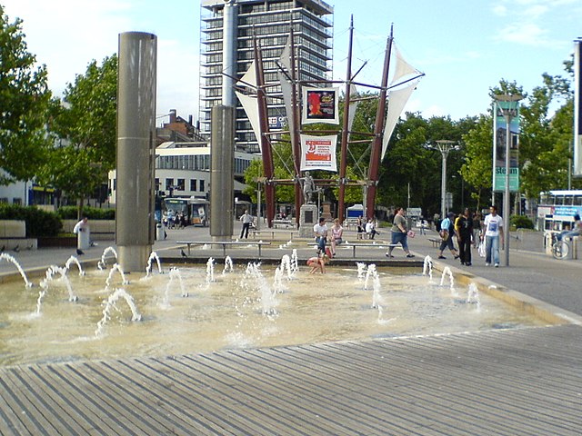 The water fountains and paddling area in 2006, part of the 'Promenade Option'. The sail structure, removed in 2009, is shown behind