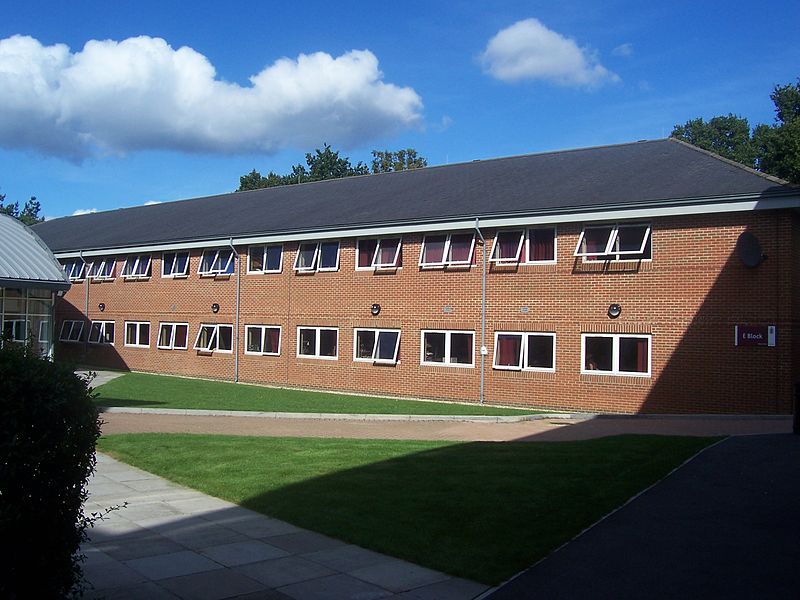 File:Brockenhurst College E Block.jpg