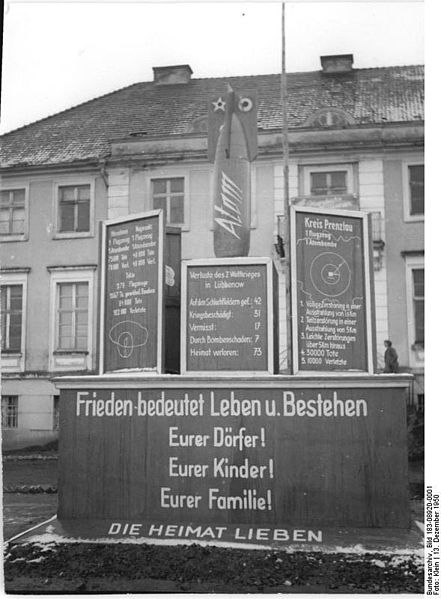 File:Bundesarchiv Bild 183-08920-0001, Lübbenow, Blick auf ein Friedensdenkmal.jpg