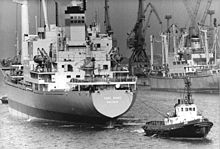 Bundesarchiv Bild 183-1983-0330-002, Rostock, Überseehafen, Frachter, Schlepper.jpg