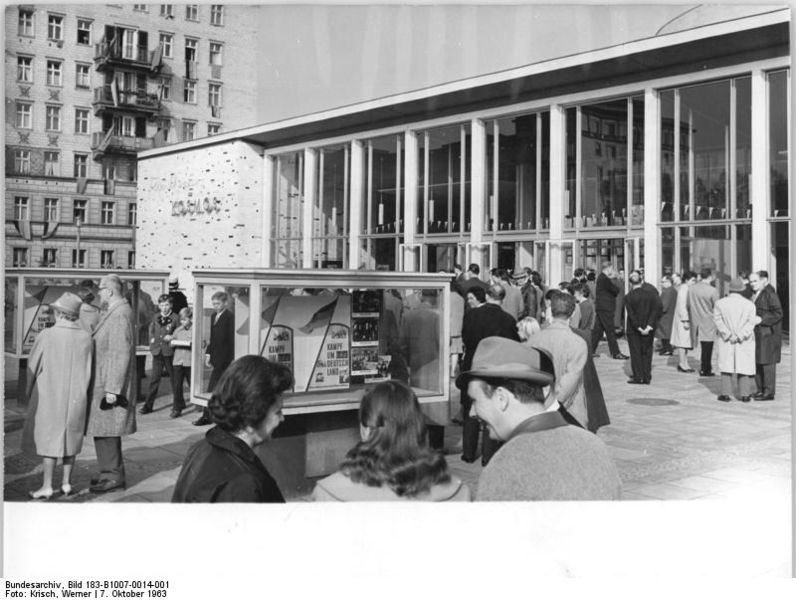 File:Bundesarchiv Bild 183-B1007-0014-001, Berlin, Karl-Marx-Allee, Kino "Kosmos".jpg