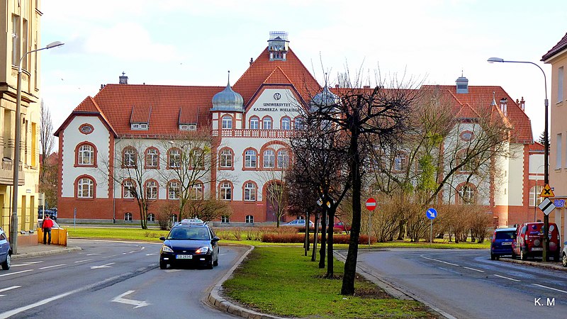 File:Bydgoszcz - plac Józefa Weyssenhoffa. Widok Uniwersytetu Kazimierza Wielkiego. - panoramio (6).jpg