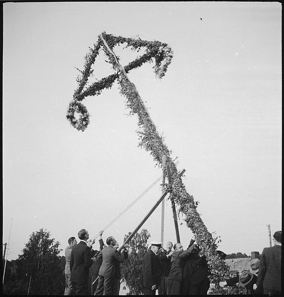 File:CH-NB - Schweden- Mitsommerfest - Annemarie Schwarzenbach - SLA-Schwarzenbach-A-5-17-236.jpg