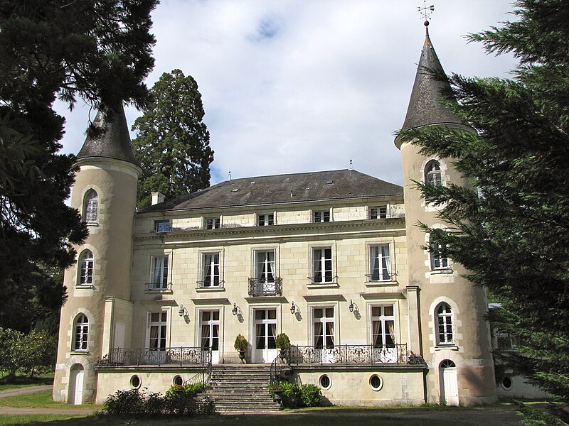 File:CHATEAU LES VALLEES.jpg