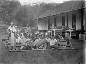 Kelompok Gamelan Sunda dengan seorang penari dan Wayang Golek di sekitar Taman Botani Cibodas, Jawa Barat, tanggal 28 September 1904
