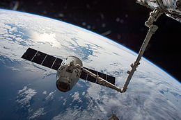 CRS-8 Dragon fra ISS (ISS047E050978).jpg