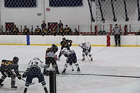 College of New Jersey a West Chester University soutěží v prvním kole play-off CSCHC 2018 v Loucks Ice Center.