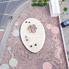 Vorplatz des Campino-Hochhaus-Kunstwerks mit Fliesen, Brunnen, Jura-Kalkstein, Stele