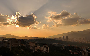 Le Soleil se couchant au dessus de Caracas. (définition réelle 4 032 × 2 552)