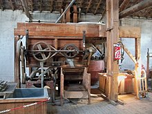 Máquina de madera con dos volantes