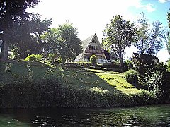 Picture of one of the "A"-houses of Universidad Austral near Valdivia River in Isla Teja Campus Casas UACh.JPG